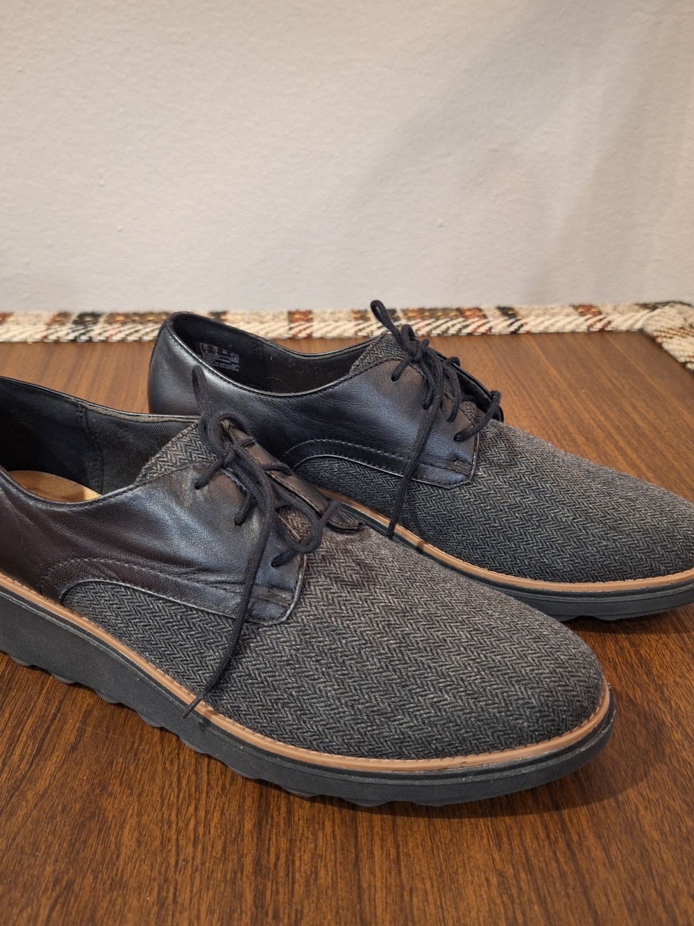 Clarks Women's Black and Gray Lace-Up Oxford Derbys